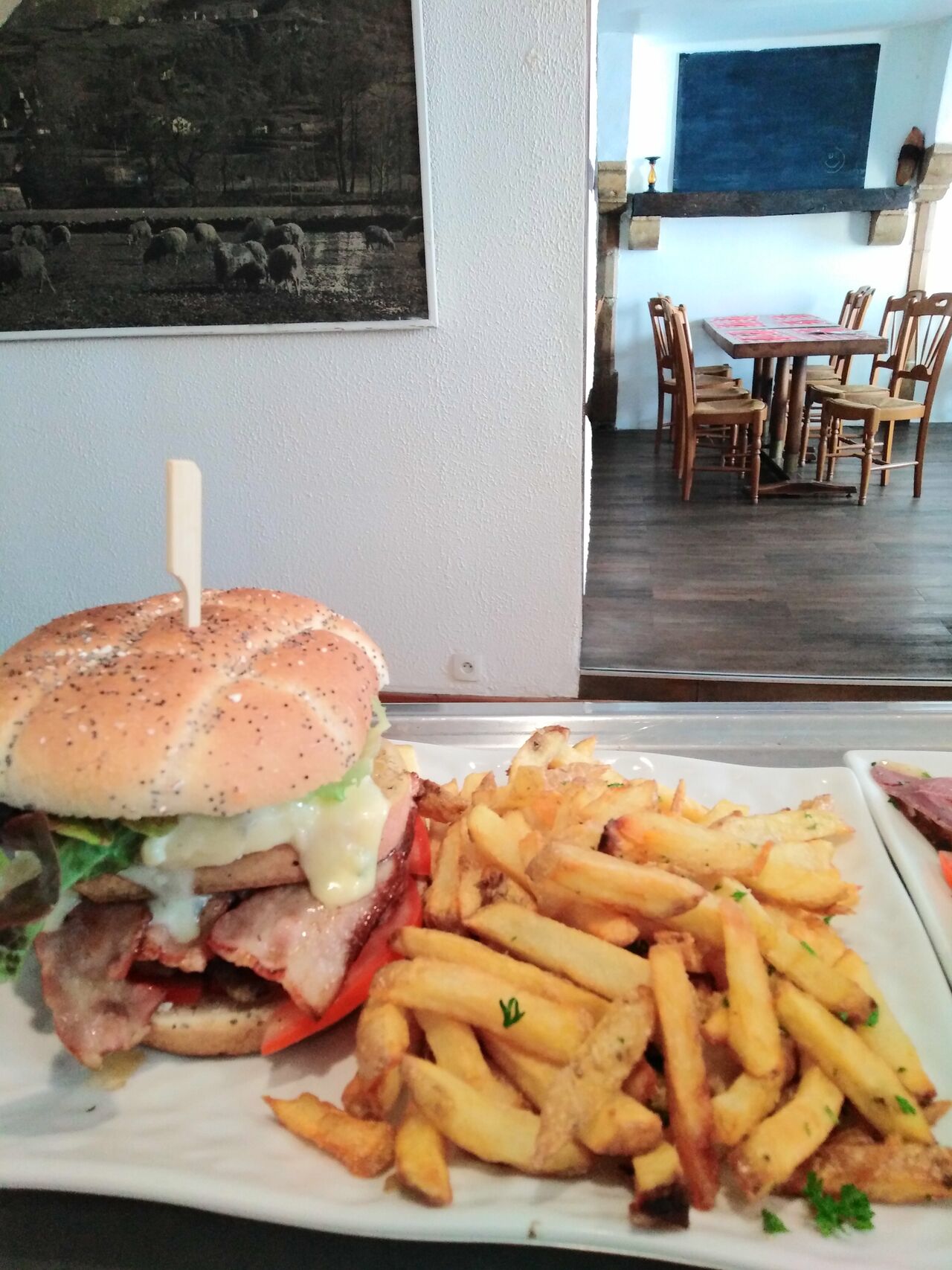 Burger aux trois fromages et lard fûmé 
