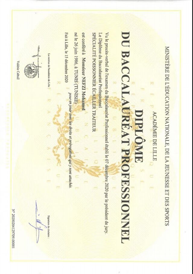 A la poissonnerie L'Etoile Bleue, vous êtes servis par un poissonnier dipômé du Bac Professionnel Poissonnier Ecailler Traiteur