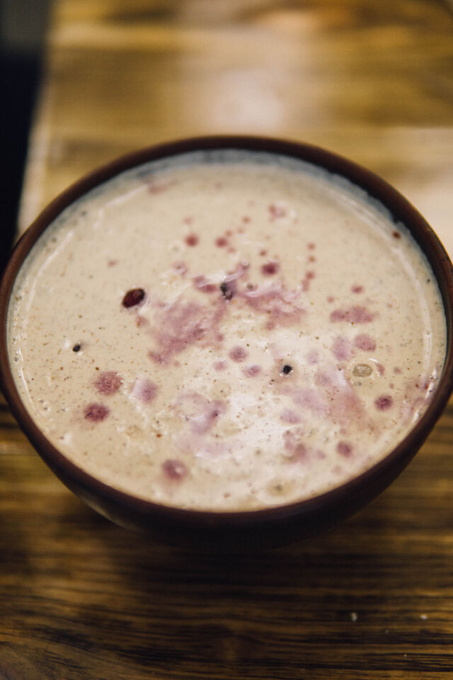 Баже - традиційний грузинський горіховий соус. Може подаватися із курочкою, рибкою або овочами.