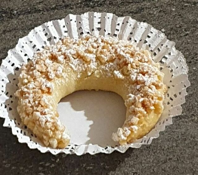 Kmiratte ou corne de gazelle une pâte sablée fourrée avec une pâte damande et de la cannelle et de l'eau de fleurs d'oranger 