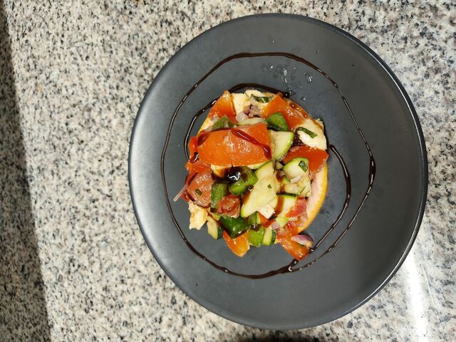 salade du soleil su une tranche de pamplemousse