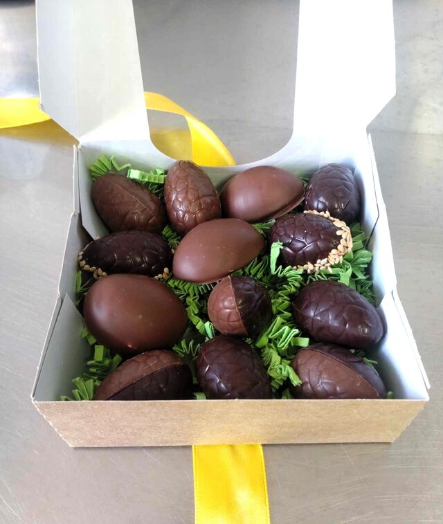 Coffret de petits oeufs fourrés pralin, guimauve, gianduja...