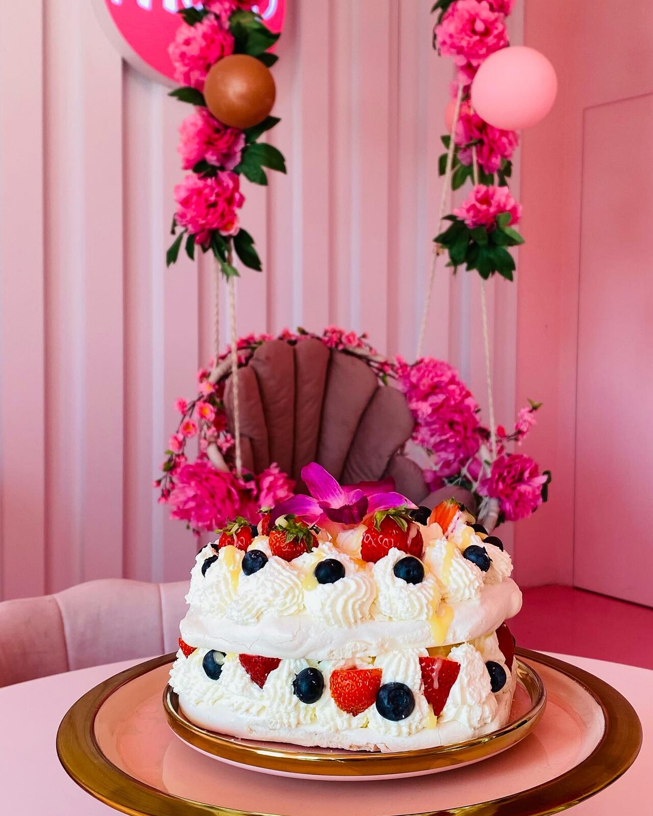 Beza z Bitą śmietaną, owocami i cytrynowym sosem 