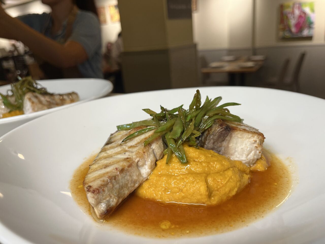 Pez Limón, Humus de Zanahoria y Escabeche Ligero