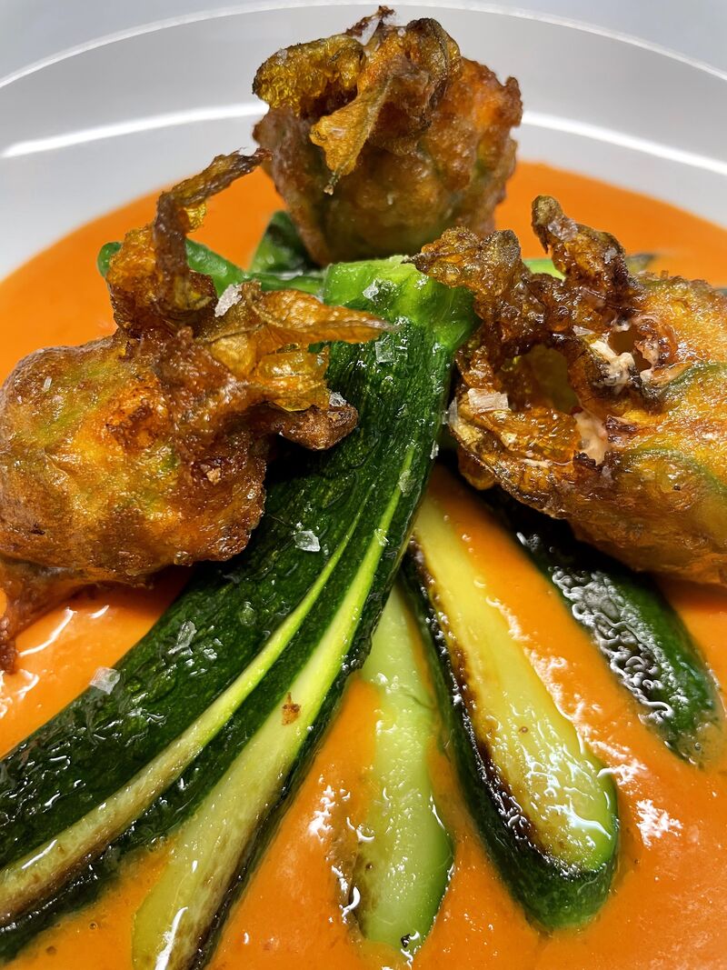 Flor de calabacín con sopa de tomate