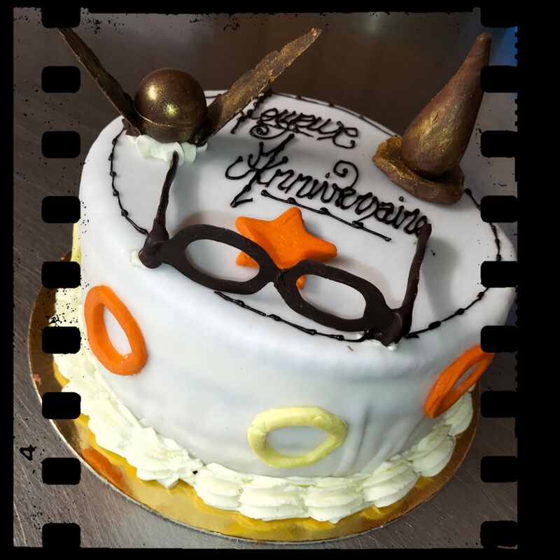 Weeding Cake sur le thème Harry Potter. Cake chocolat, ganache chocolat noir et son croustillant praliné.