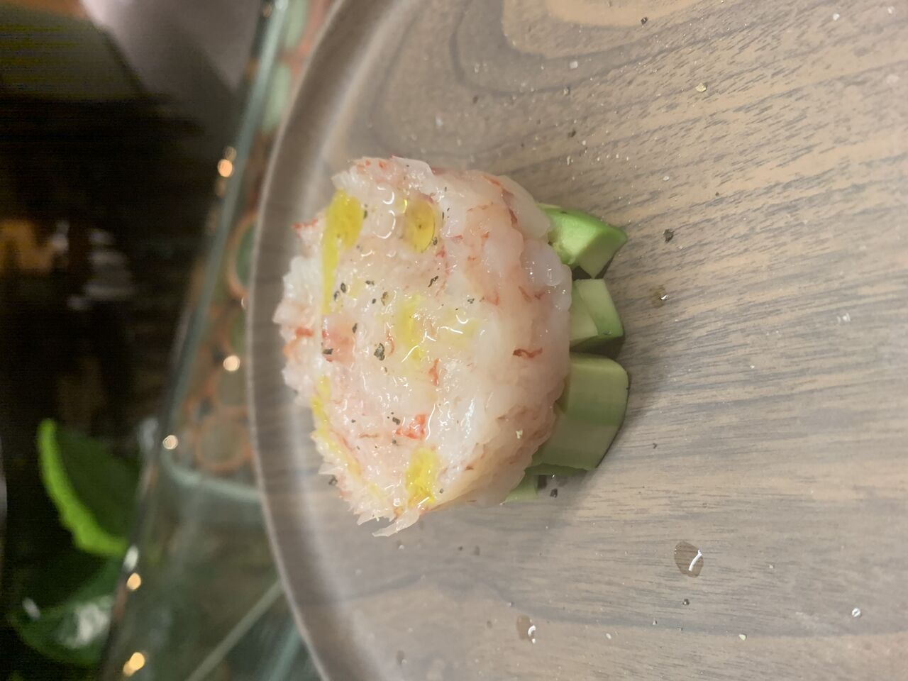 Tartare di gambero rosso di Mazara su letto di avocado,con sale,olio,lime e pepe.