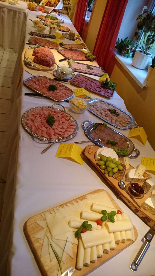 Frühstücksbuffet mit selbstgemachten Wurstsorten