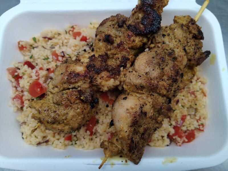 Brochette de poulet à l'oriental et taboulé aux légumes