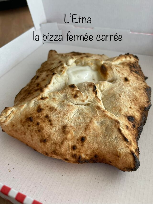 L'Etna avec son oeuf au sommet. Vous pouvez aussi la demander ouverte bien entendu. Attention au piment frais :D