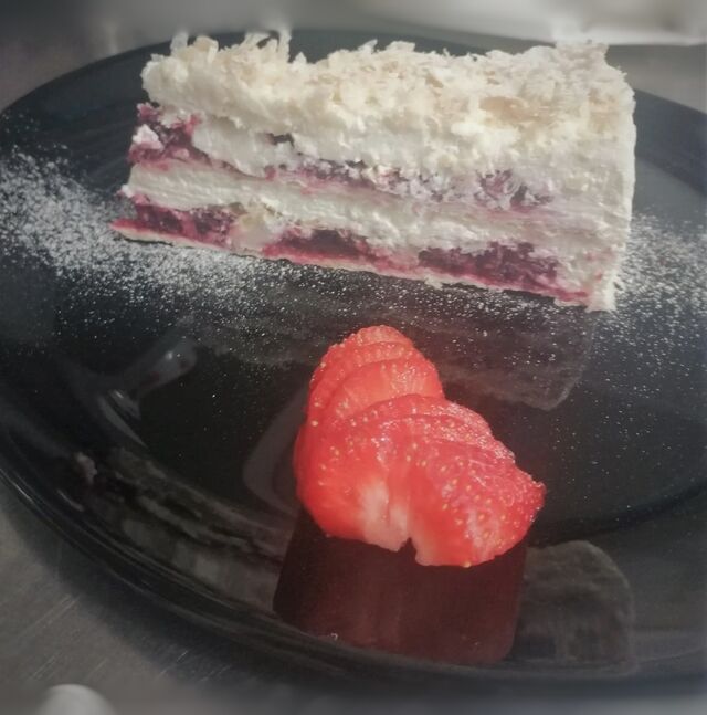 Torta od jagoda i bijele čokolade