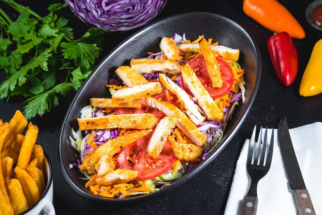 Saláta mix csirkemellel, szósszal 