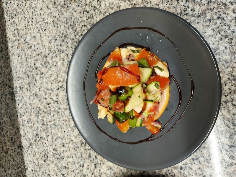 salade du soleil su une tranche de pamplemousse