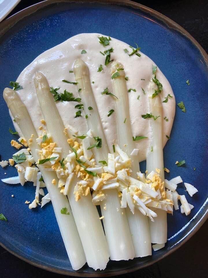 asperges blanches mimosa, sauce mousseline