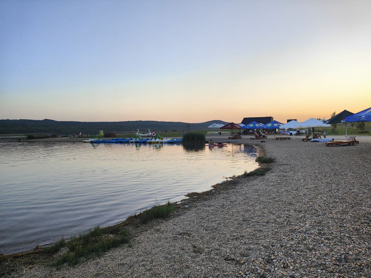 Západy nad jezerem tu jsou neskutečné