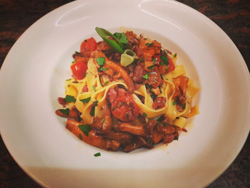 Tagliatelle Pfifferlinge mit Cherrytomaten und Speck 