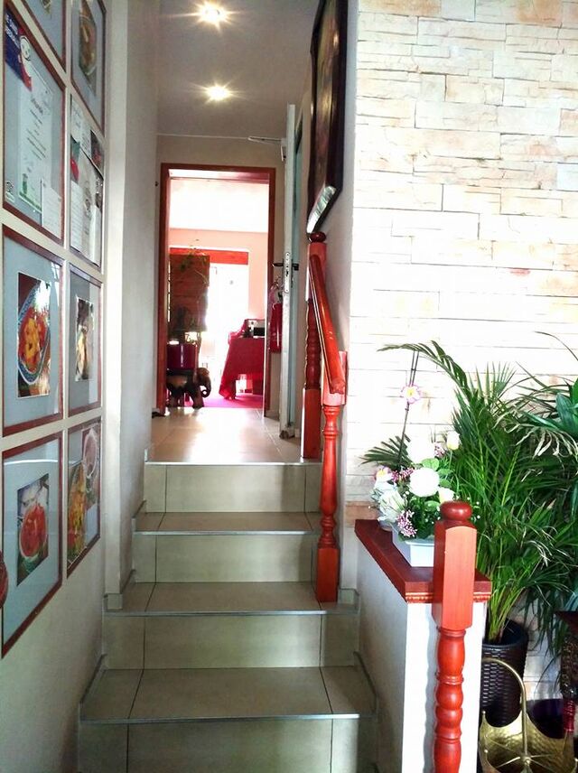 Unsere kleine Treppe, die Sie zu unseren gemütlichen Gasträumen führt :-) !