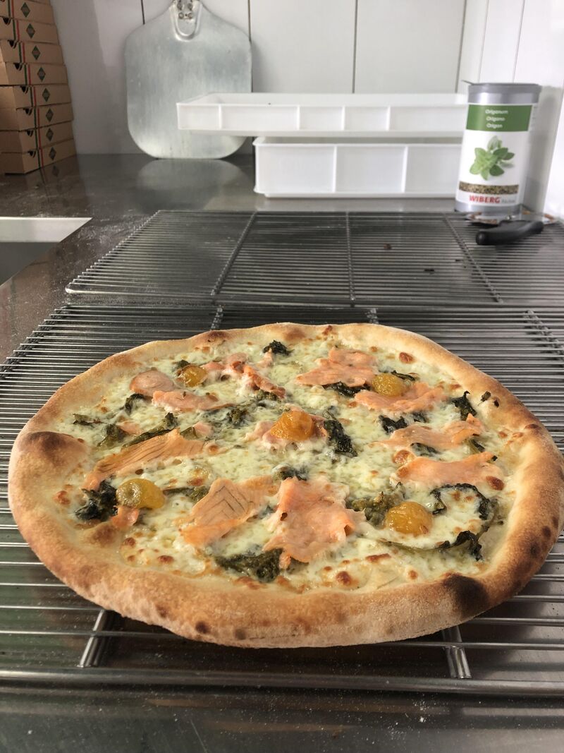 Pizza traditionnelle, pâte fine à bords enflés, à la fois tendre et croustillante