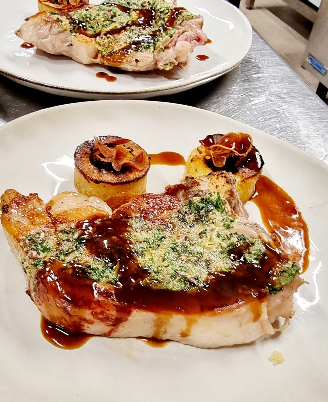 -LE VEAU Côte de veau environ 400g, croute d’herbe, pomme de terre fondante et escargots