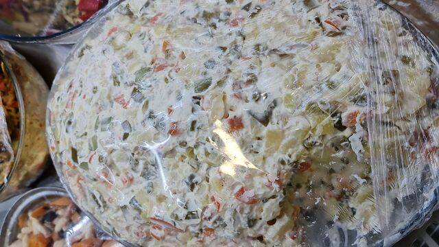 Ensaladilla rusa con verdura fresca