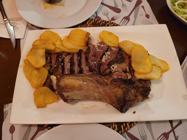 Txuleta con patatas panaderas