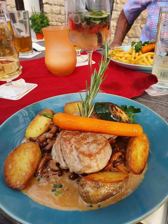 Schweinelendemedaillons mit frischen Pfifferlingen mit neuen Kartoffeln