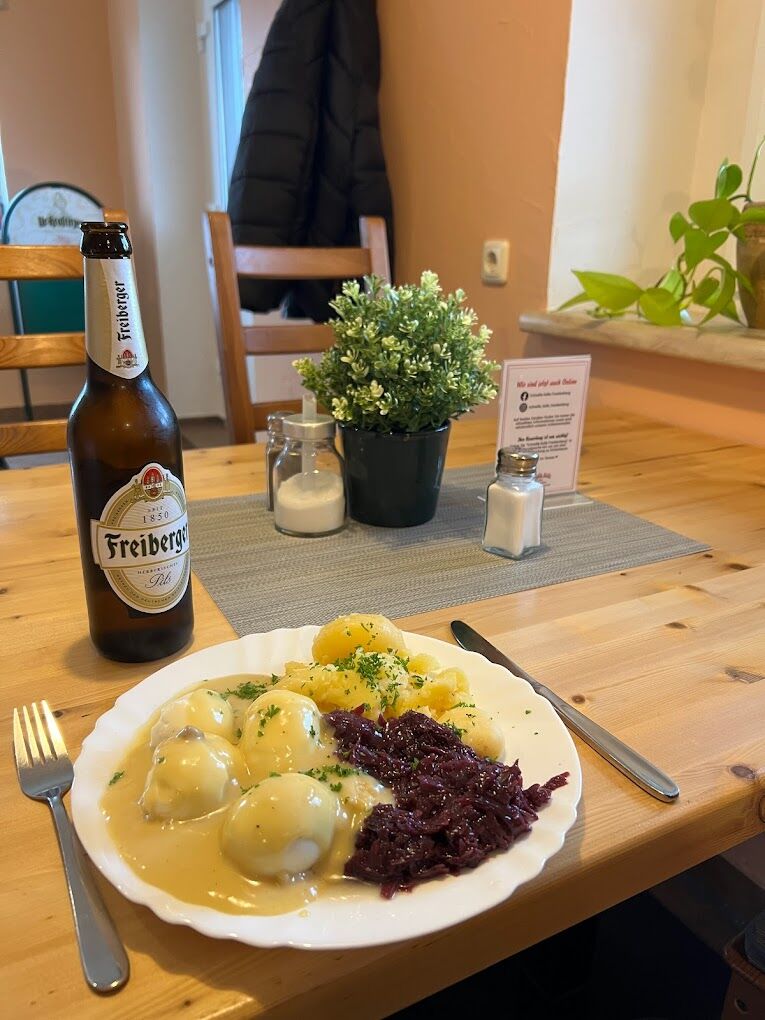 Senfeier mit Salzkartoffeln und Rotkraut