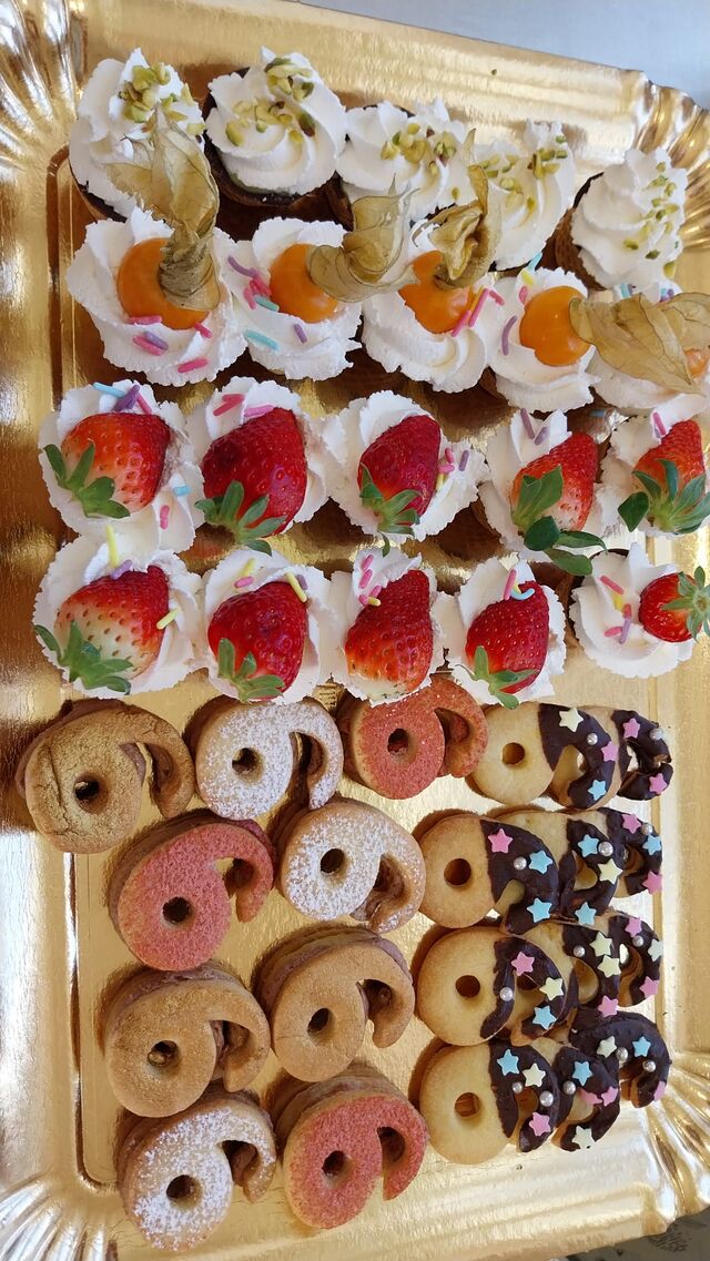 BISCOTTINI CESTINI DI CIOCCOLATO PASTICCERA PANNA E FRUTTA