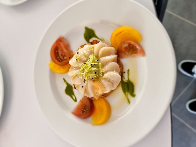 Tranche d'ananas rôti carpaccio de saint jacques 