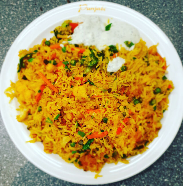 Vegetable Biryani - gebratener Basmatireis mit Gemüse und Joghurt-Minz-Dip