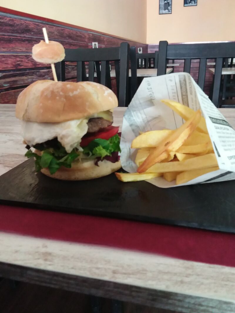 #Hamburguesa de ternera con bacón, queso y huevo 