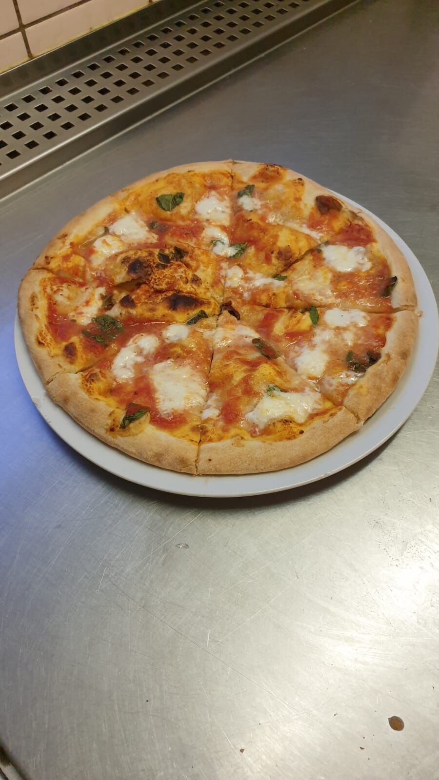 Ofenfrische Pizza Margherita