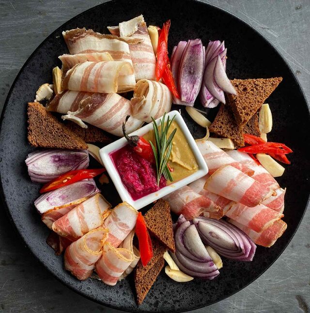 Козацька закуска з грінками, часником, хріном та гірчицею.