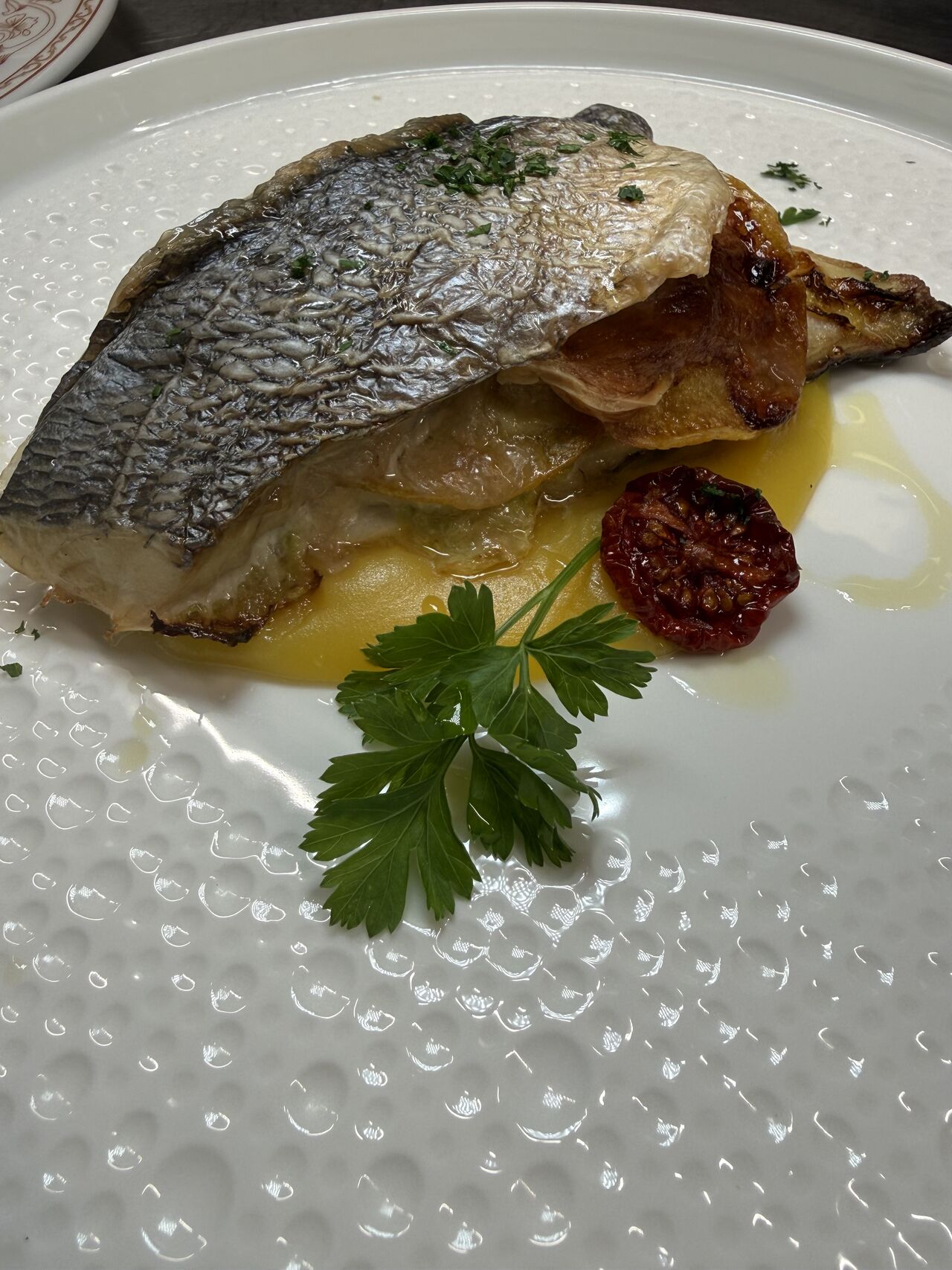 Sandwich di spigola con chips di patate, verza , provola e cipolla 