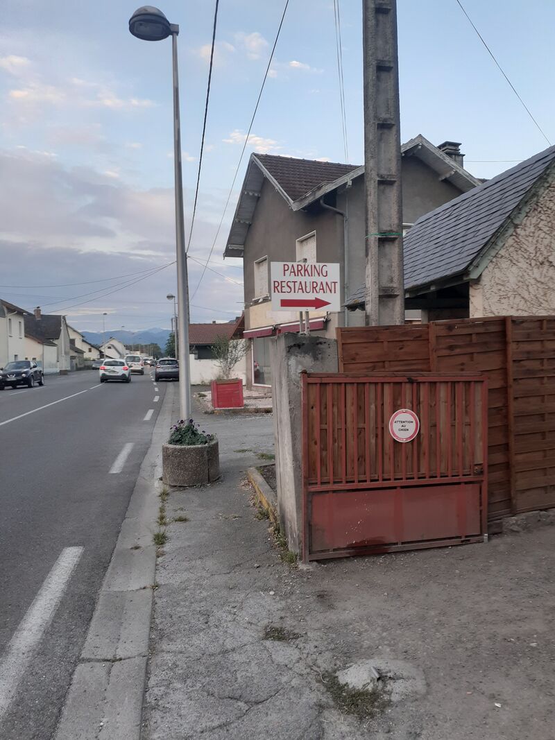  l'entrée du parking
