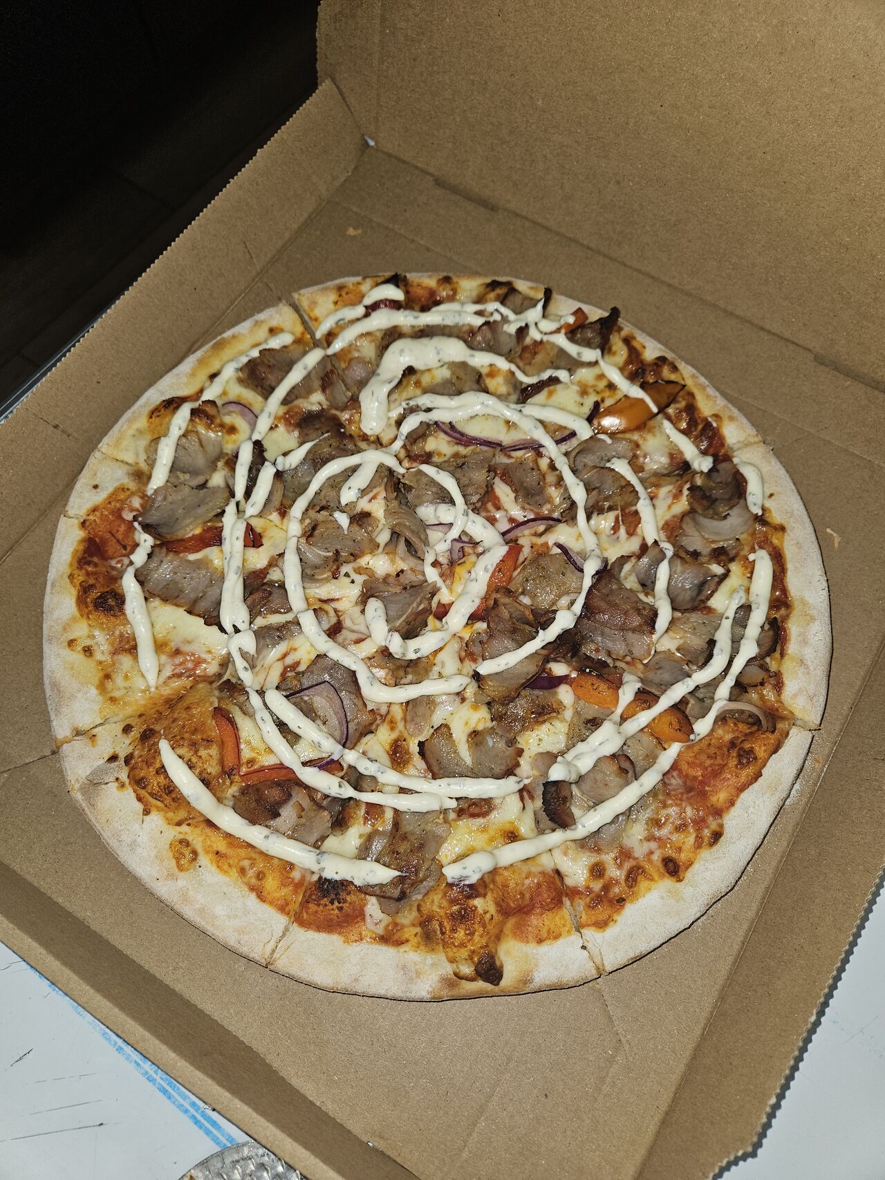 Pizza kebab avec sauce blanche 