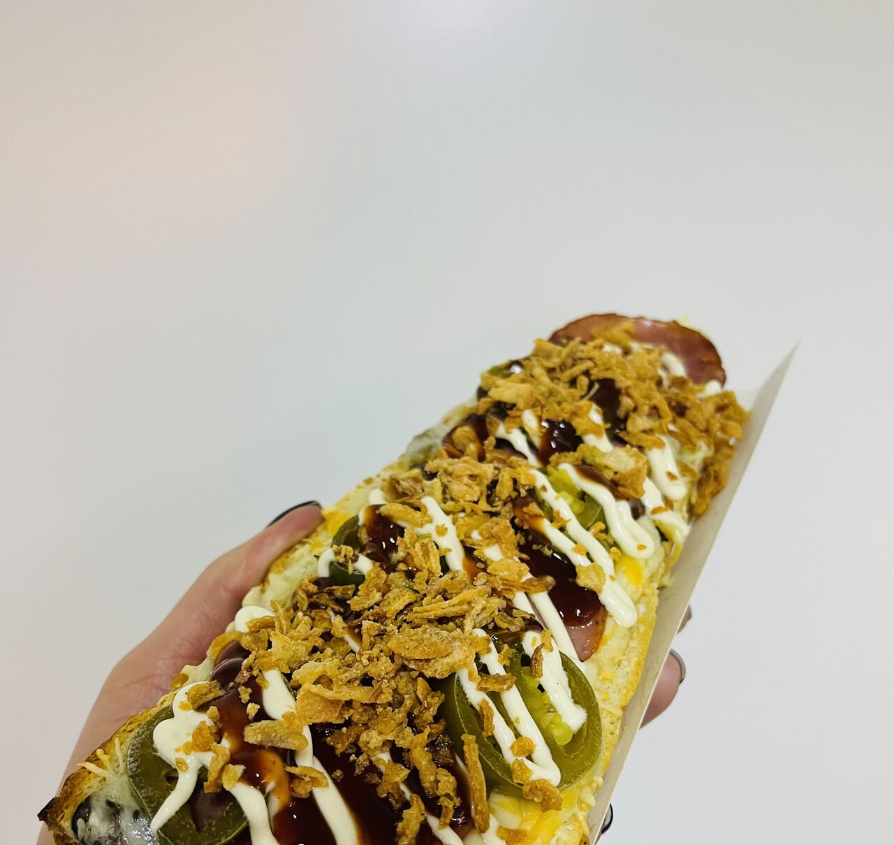 ZAPIEKANKA #4
BOCZEK
KIEŁBASA ŻYWIECKA
JALAPENO
FARSZ PIECZARKOWY
SER GOUDA I CHEDDAR
+DODATKOWO CEBULKA PRAŻONA