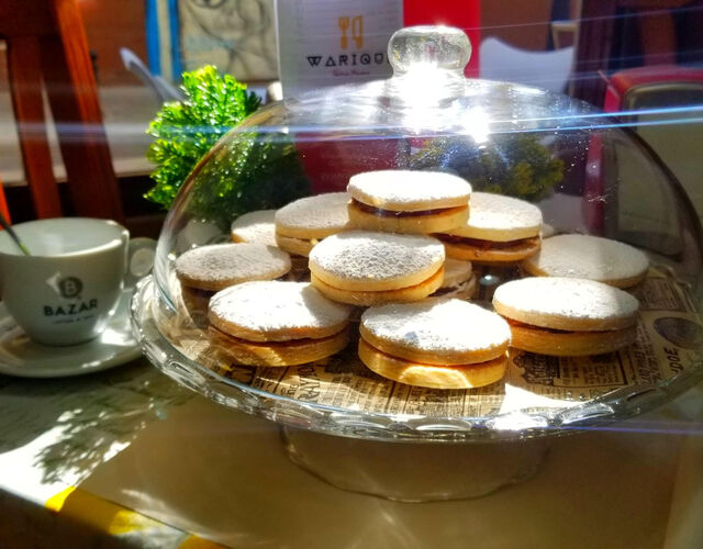 Alfajores:
Delicada galletas de maizena rellenas con Dulce de Leche.