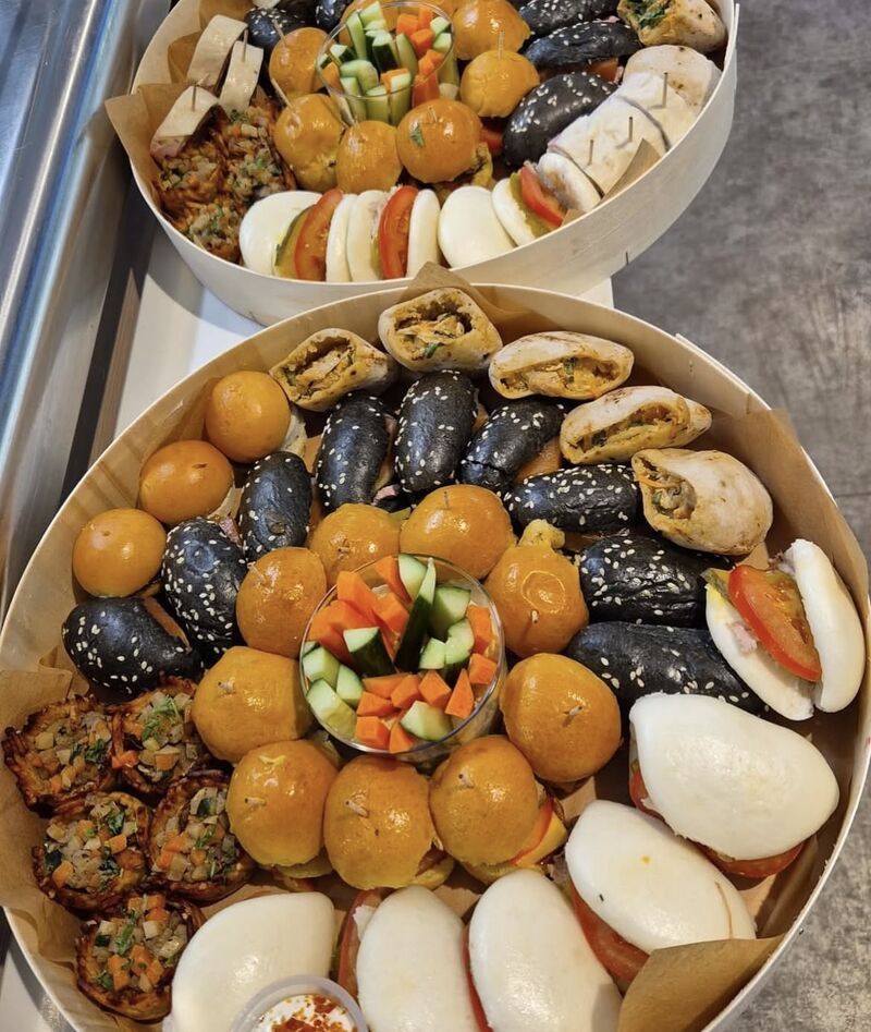 Plateau traiteur : paniers de pommes de terre, dips de légumes, mini burger de filet de caille