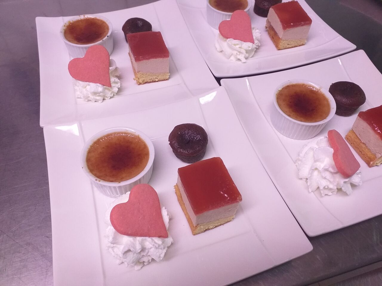 Trilogie de gourmandises. Crème brûlée carambar, mousse fraises des bois, coulant au praliné.