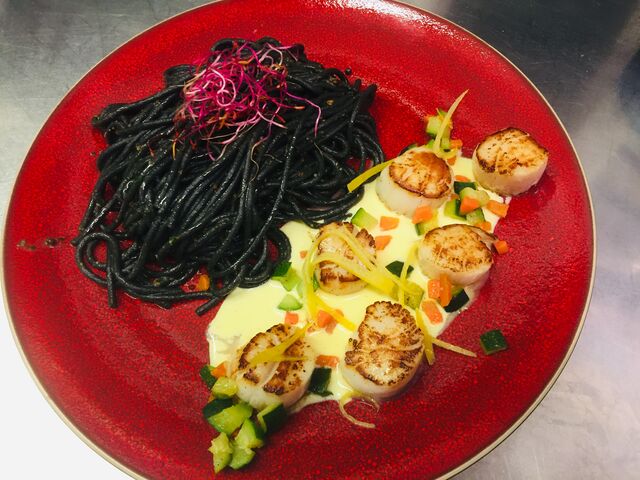 La saison de la Saint Jacques a commencé ! Juste poêlées, accompagnées d'une sauce au safran et de pâtes à l'encre de seiche ;))