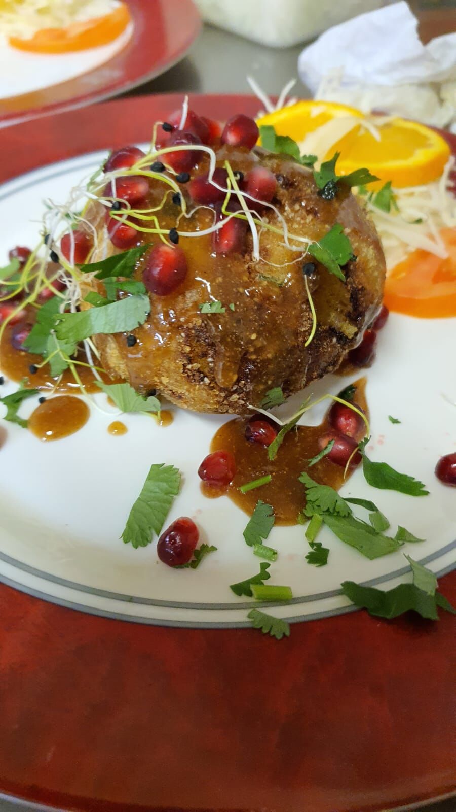 Street-food aloo tikki au sauce de tamarin