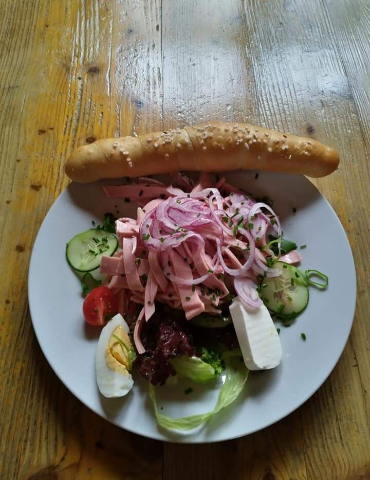 Für die heißen Sommertage gibt's zusätzlich zu unseren Menüs einen Wurstsalat 