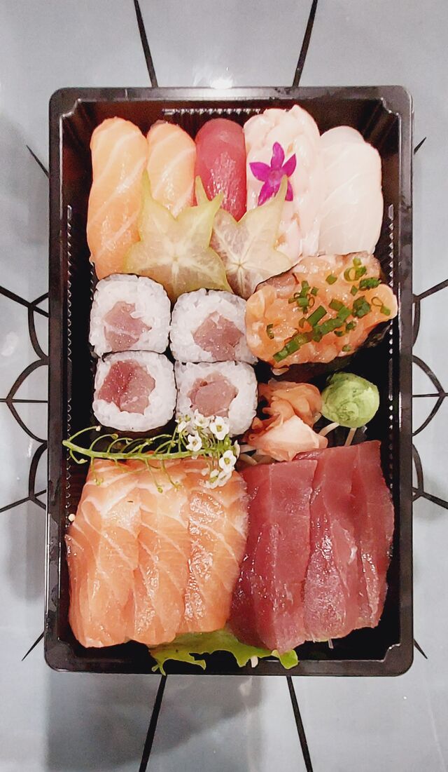 2 sushi saumon - 2 sushi Thon - 1 sushi belly - 1 sushi daurade - 3 sashimi thon - 3 sashimi saumon - 1 ingiri - 4 maki thon