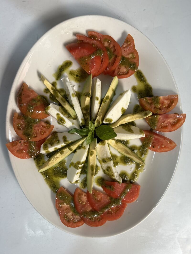 Tomate Raf con Aguacate, Mozarela fresca y salsa Pesto