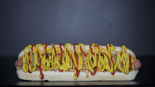 THE CLASSIC
pain moelleux, saucisse, cheddar, oignons frits, cornichon, piment jalapeños
sauces : ketchup/moutarde américaine