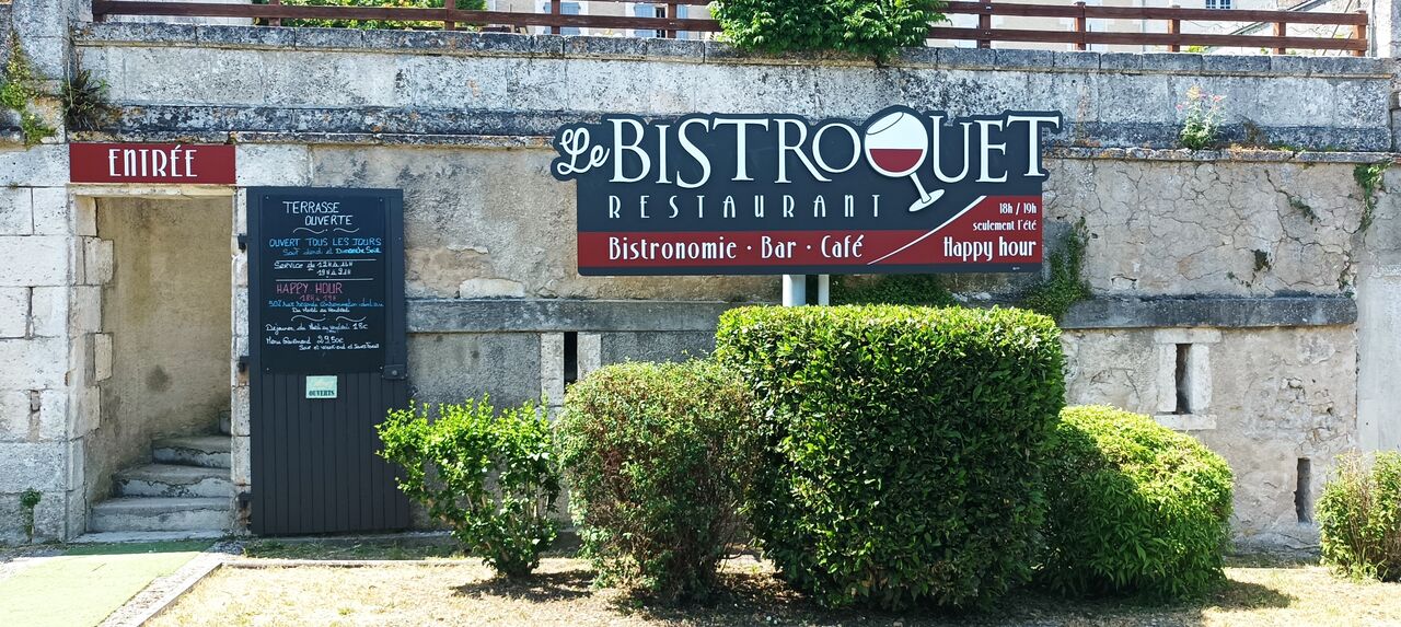 Accès direct à la terrasse à l'arrière du restaurant place de la Tude grand parking