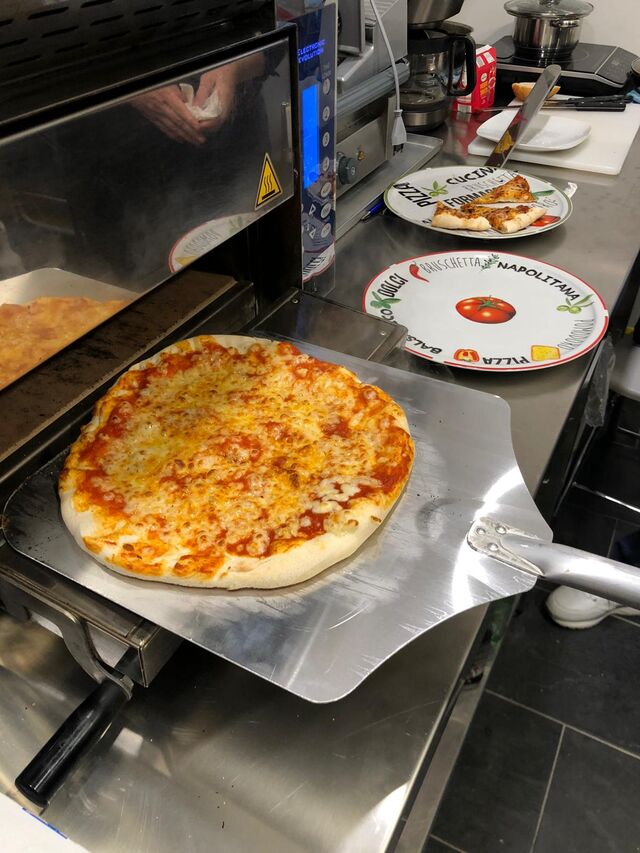 frische Pizza mit selbstgemachten Belägen