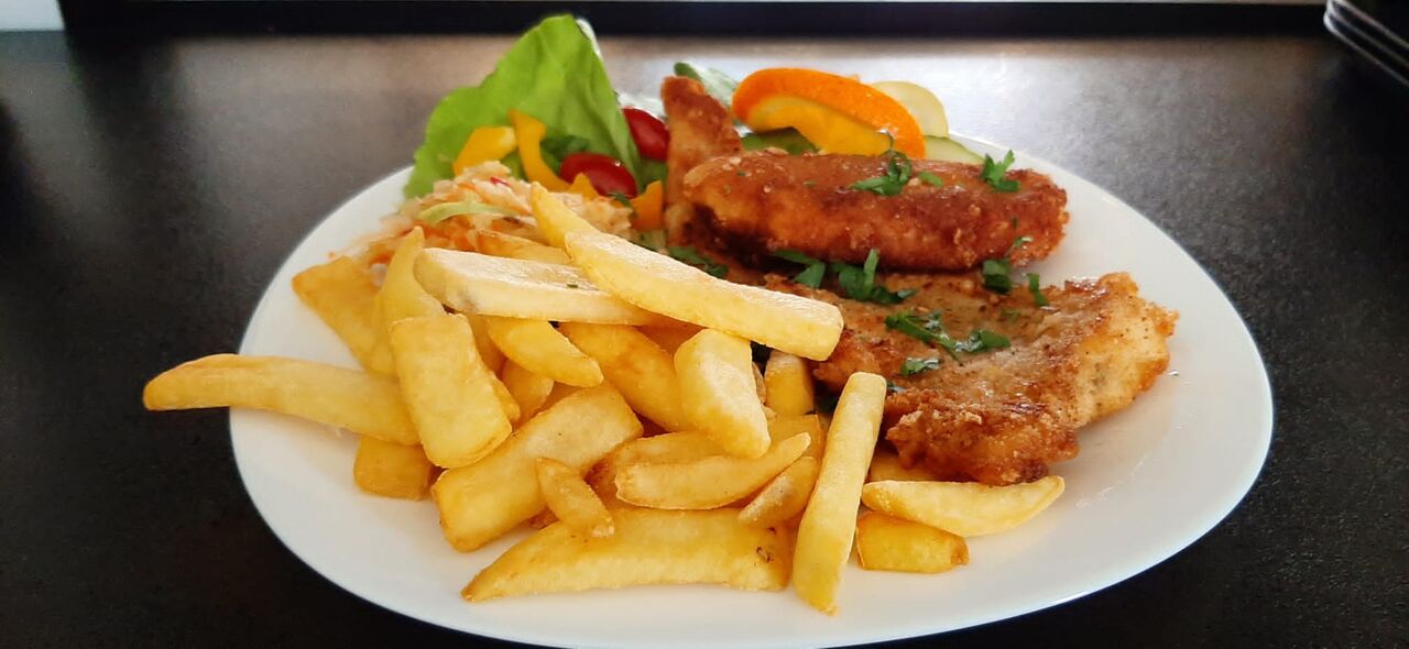 DORSZ SMAŻONY Z FRYTKAMI