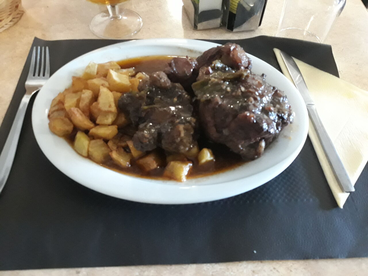 Ven y degusta de nuestra especialidad de rabo de toro .